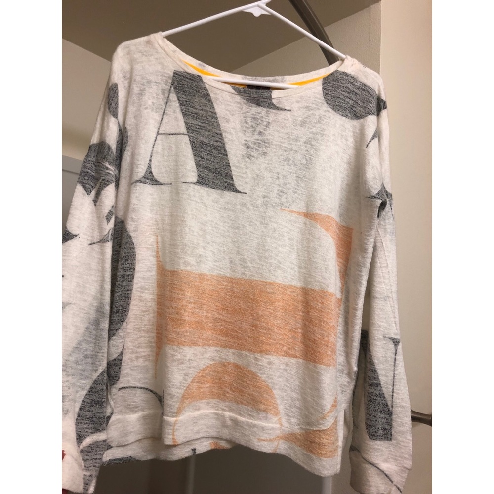 Lightweight long sleeved sweater.